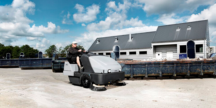 Varredeira de Pisos Industrial Tripulada Nilfisk SW8000