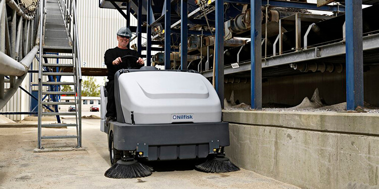 Varredeira de Pisos Tripulada Nilfisk SR1601 PROTERRA