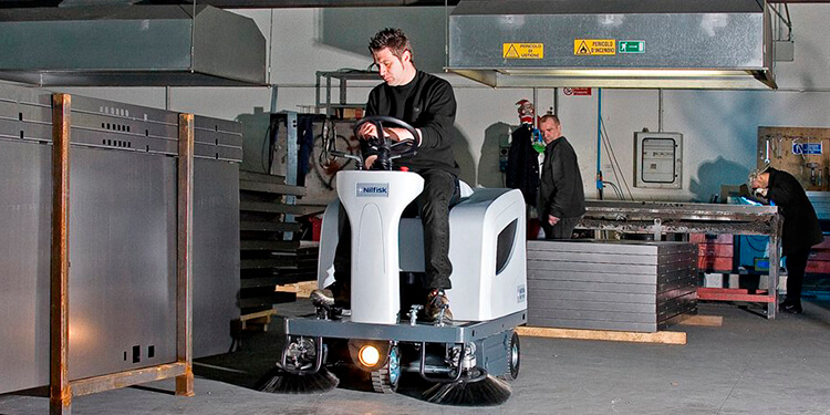 Varredeira de Pisos Tripulada Nilfisk Terra 4300